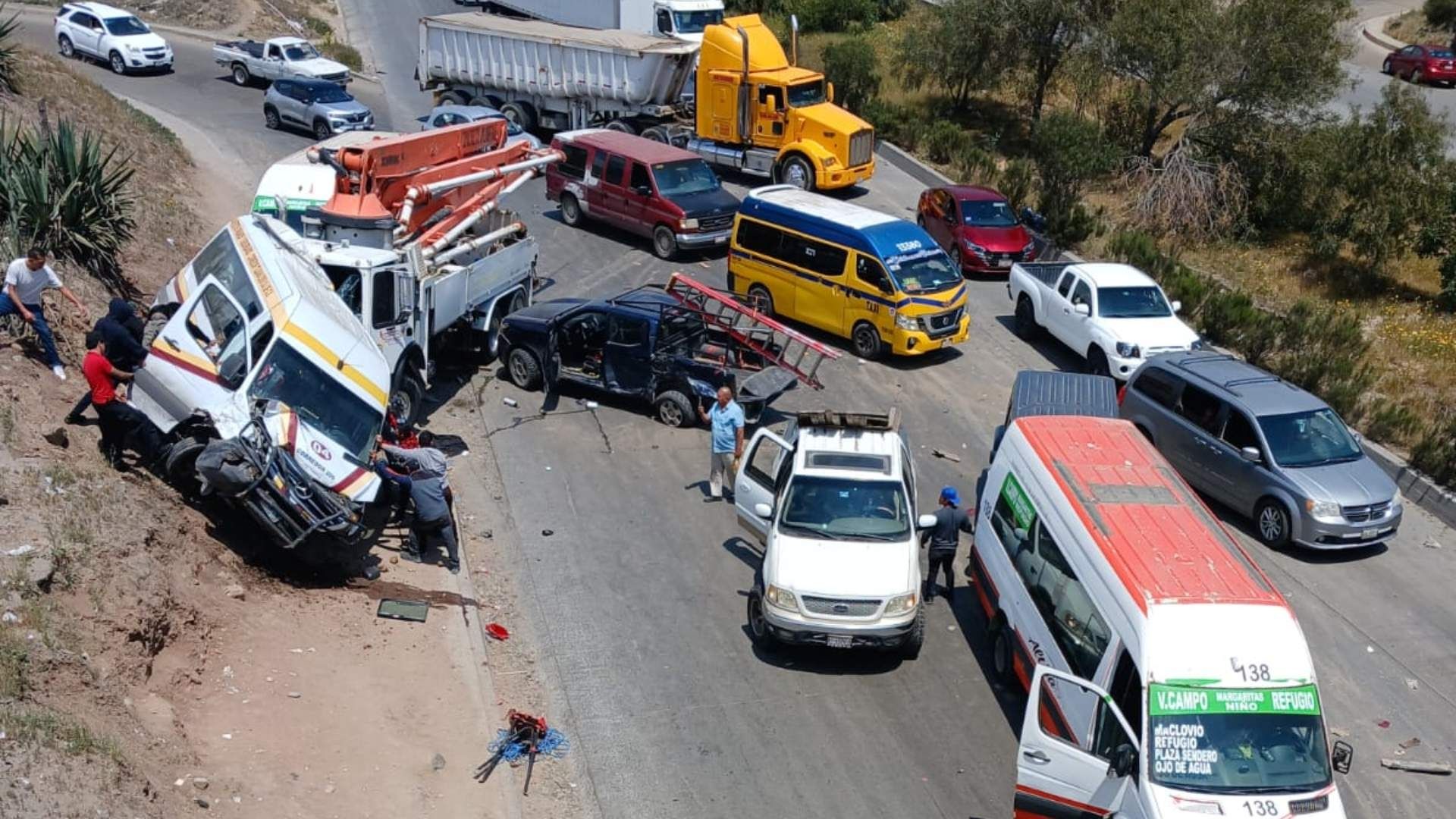 Carambola con 10 Vehículos Involucrados en carretera Tijuana-Tecate
