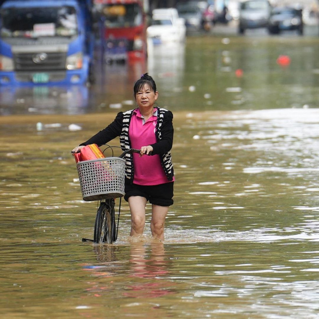 Inundaciones ocasionadas por el tifón Sanba en Maoming, en la provincia de Guangdong, en China, el 21 de octubre de 2023.