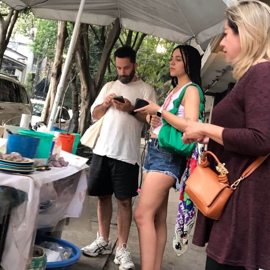 Extranjeros en puesto de comida en la colonia Roma