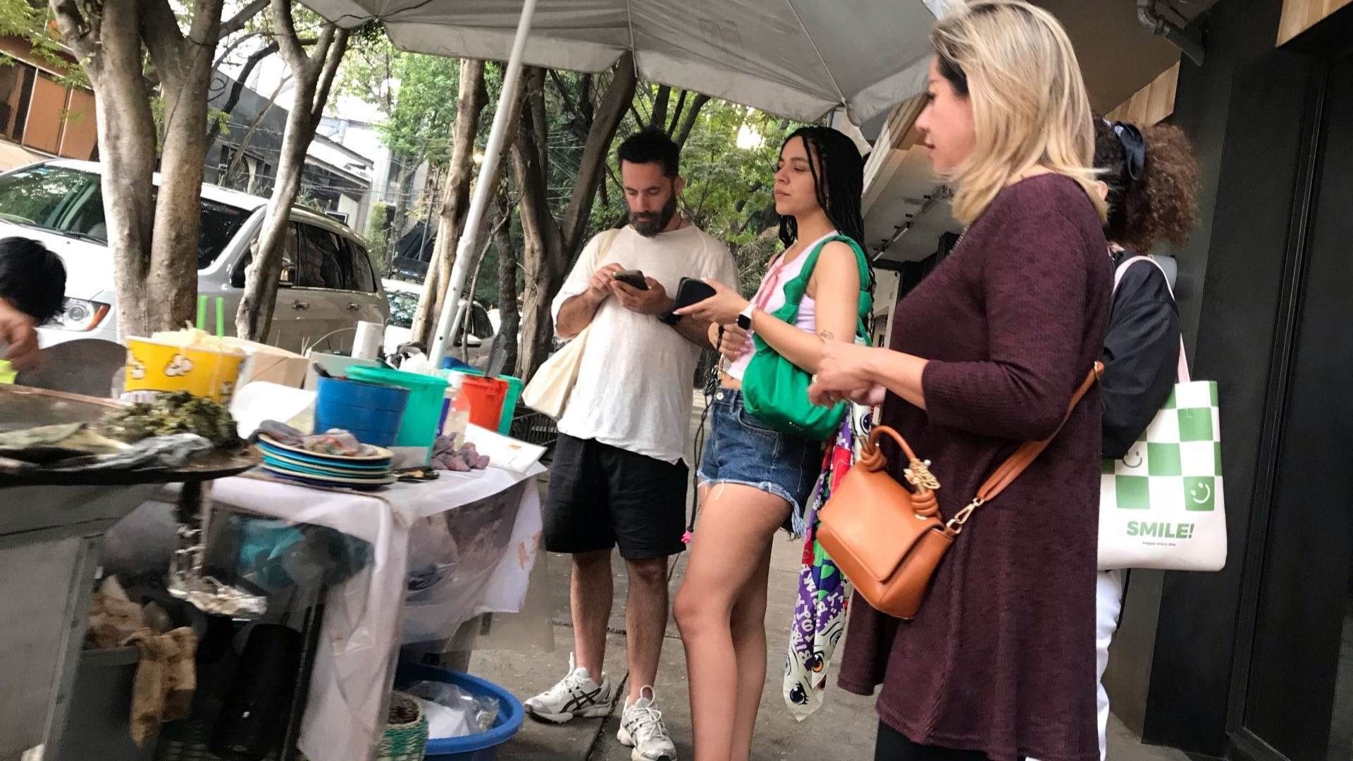 Extranjeros en puesto de comida en la colonia Roma
