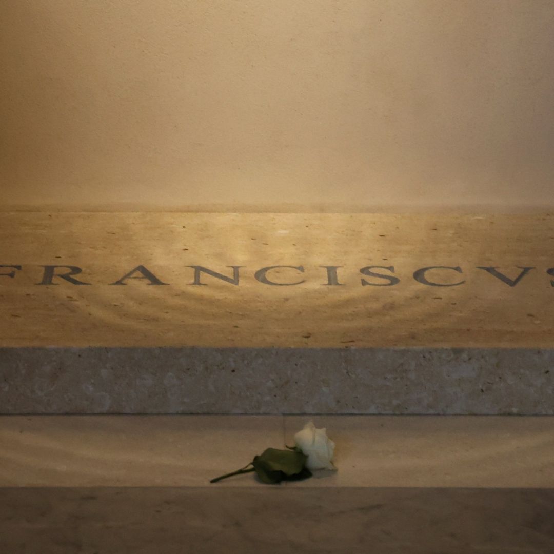 Detectan Error en la Lápida de la Tumba del Papa Francisco