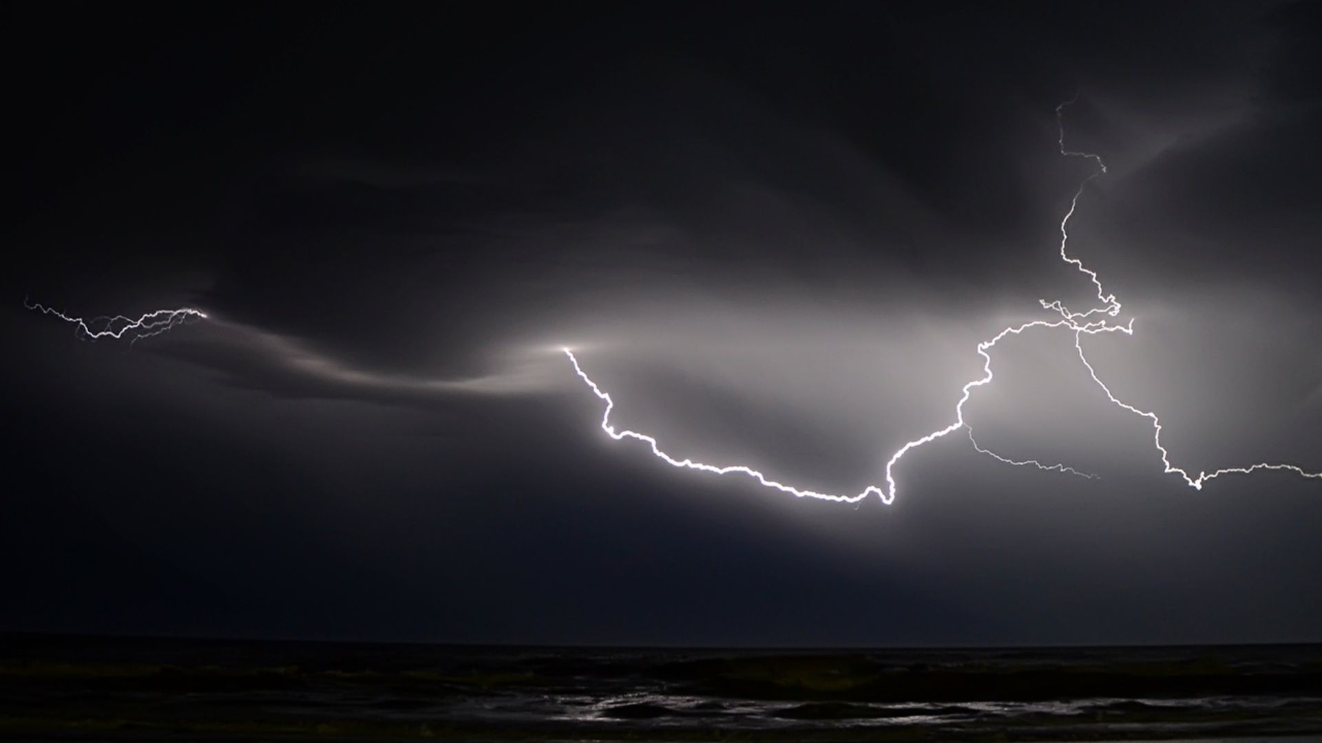 ¿Cómo Evitar que me Caiga un Rayo Durante una Tormenta Eléctrica?