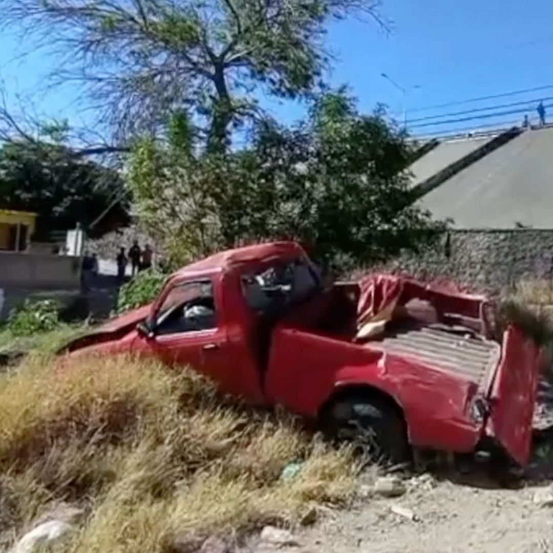 Pick Up Cae a Barranco de 20 Metros; Adulto Mayor Queda Atrapado Entre los Fierros