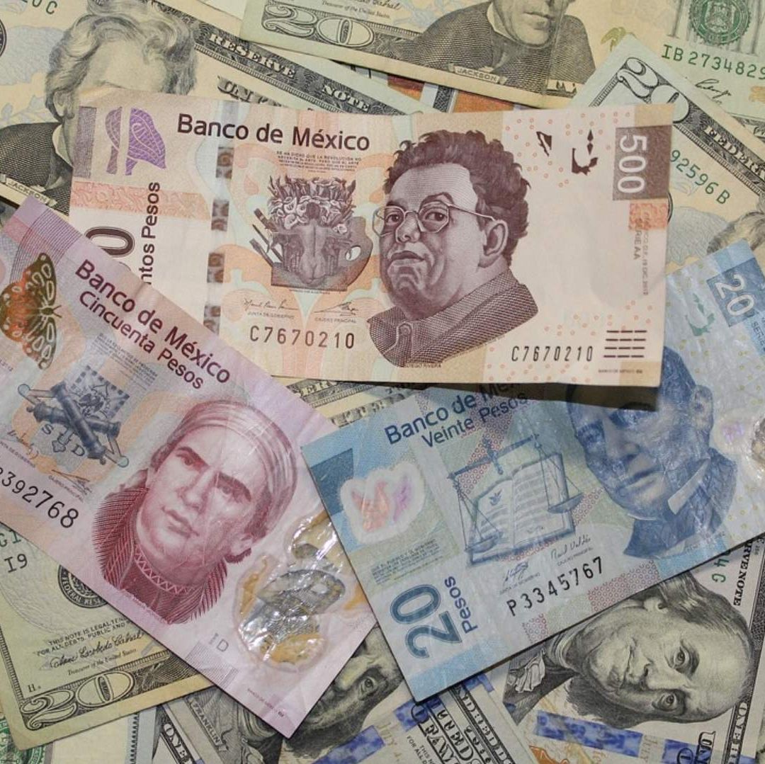 El precio de compra y venta del dólar está en constante cambio a lo largo del día.
