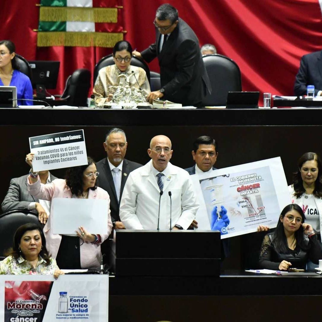 Diputados de oposición protestaron durante la sesión en el pleno