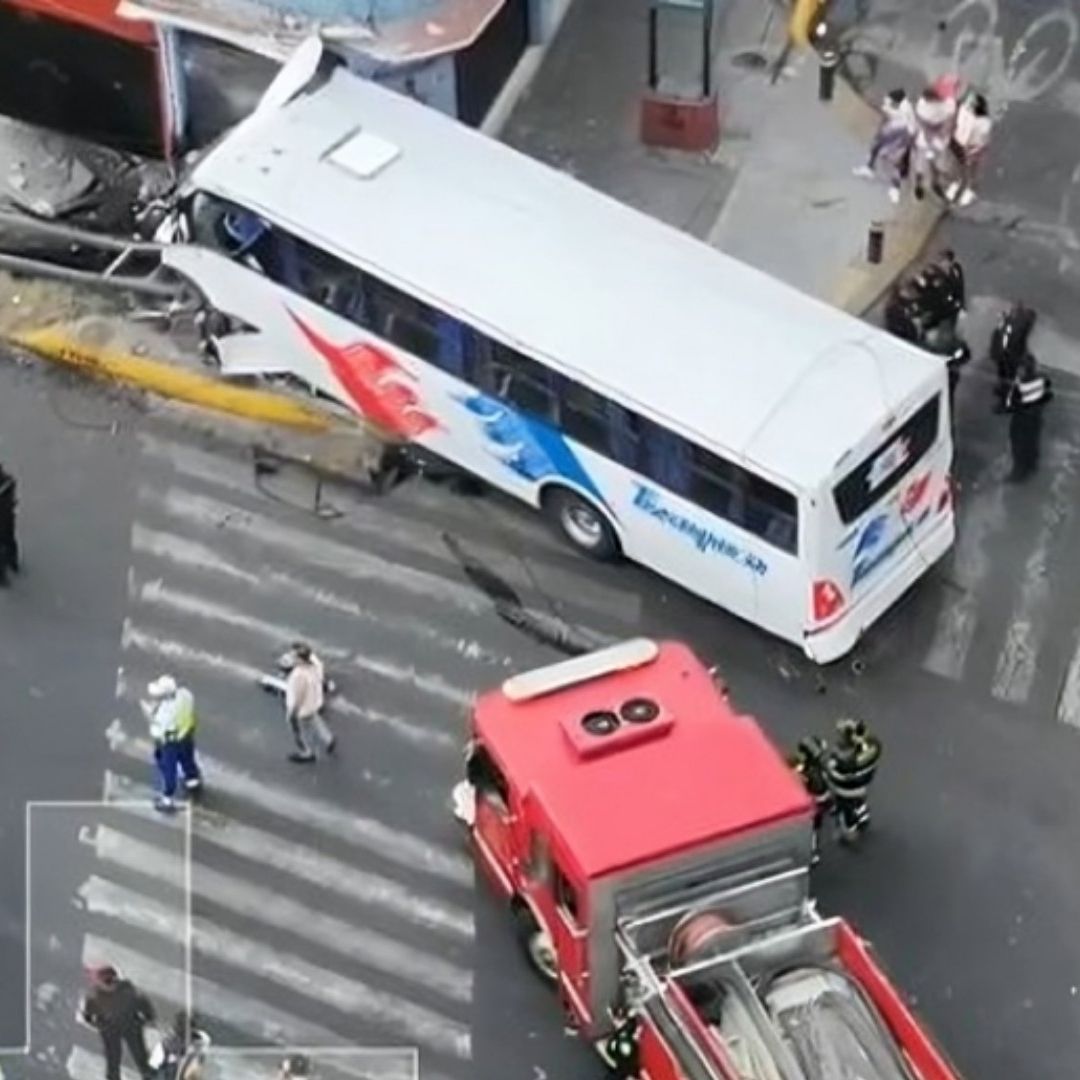 El camión se subió a la banqueta y se impactó contra una pared.