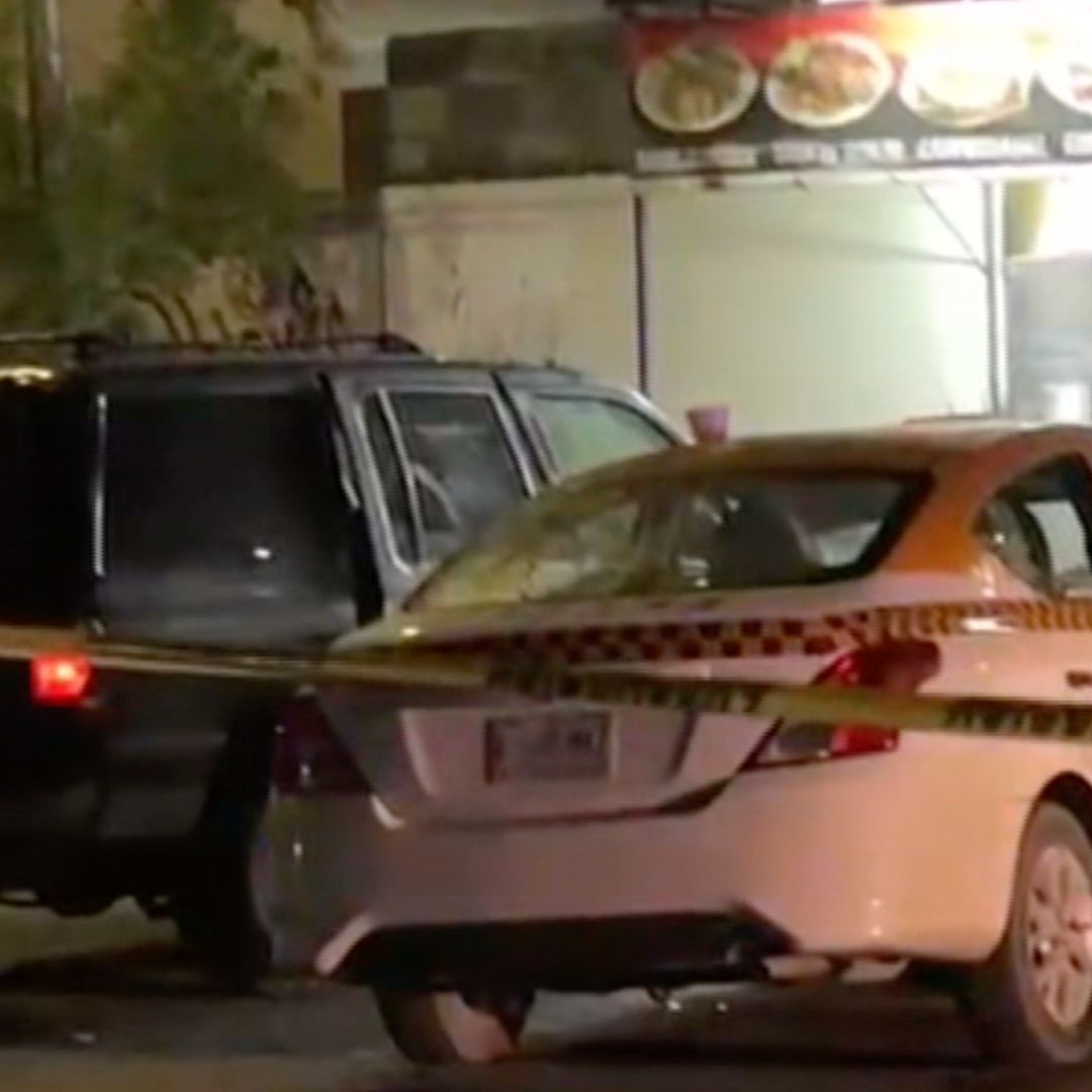 Los dos vehículos involucrados en el accidente quedaron de frente a la taquería