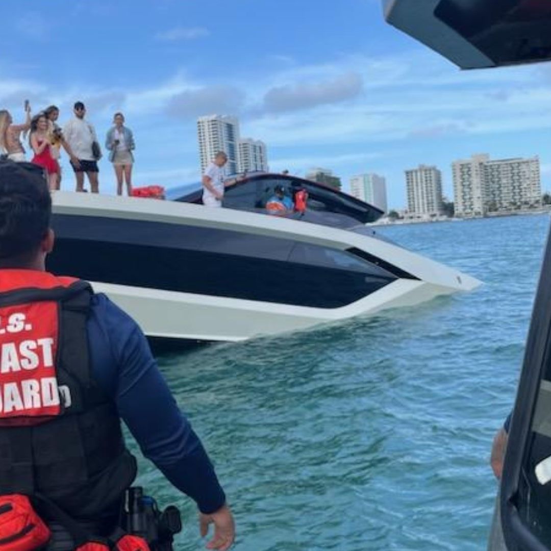 Los ocupantes del yate fueron trasladados al Miami Beach Marina.