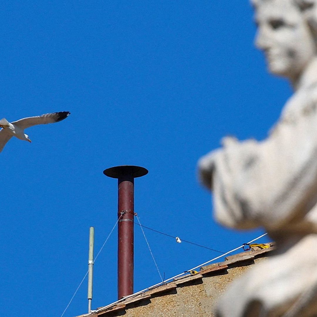 Chimenea en el techo de la Capilla Sixtina previo al cónclave en el Vaticano