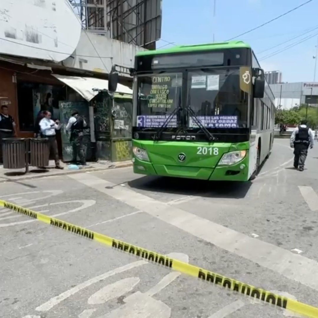 Policía de Monterrey resguardó el camión mientras el chofer fue trasladado al IMSS
