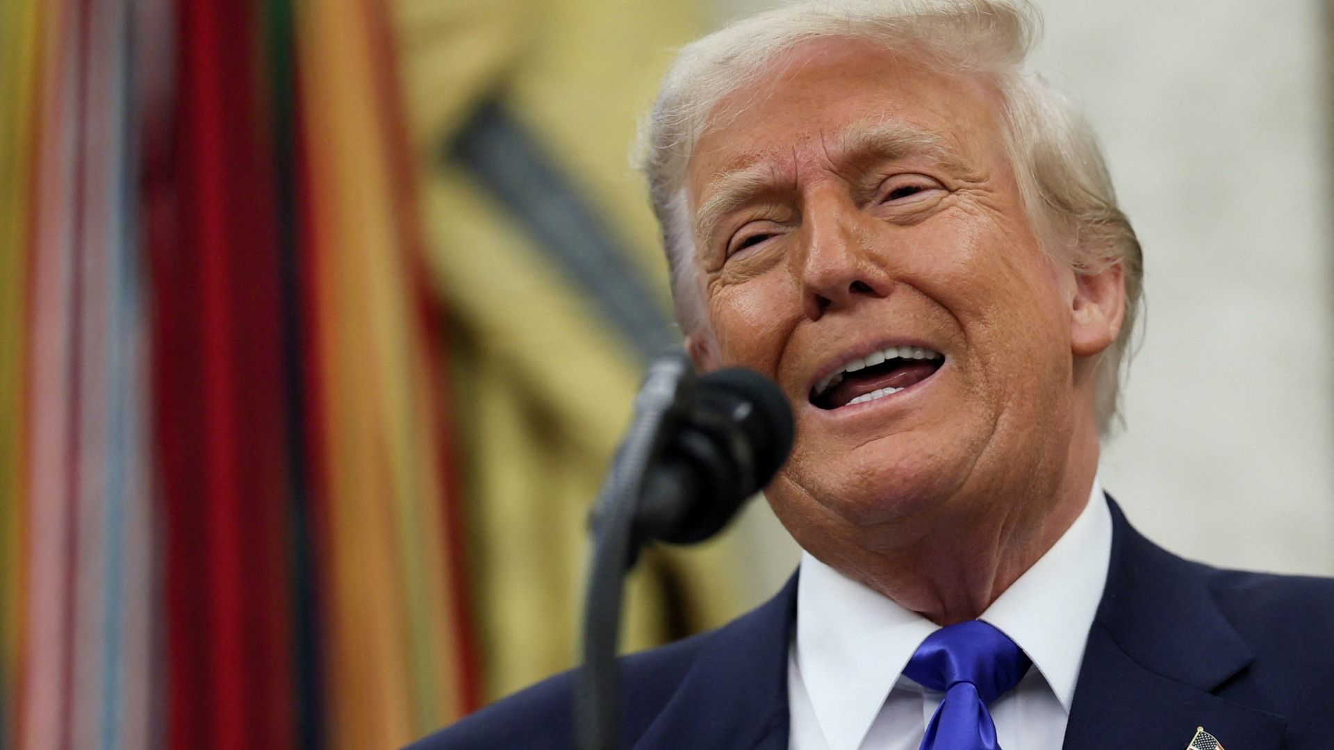 Donald Trump asegura que su foto vestido como Papa le gustó a los católicos