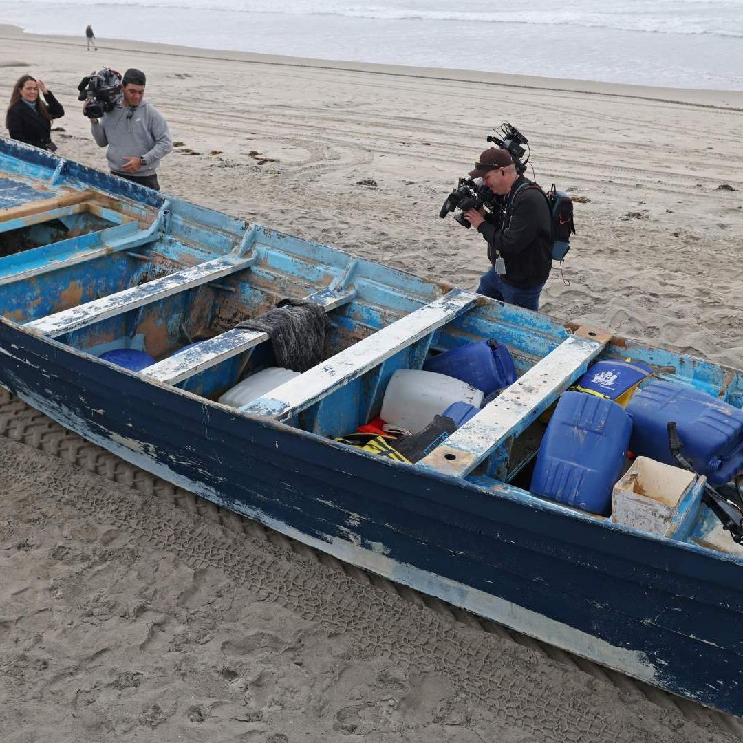 La lancha donde viajaban los migrantes fue arrastrada hasta la costa, en California