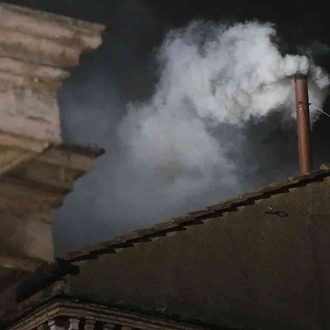 Vista de humo blanco que anunció la elección del papa Francisco en El Vaticano,