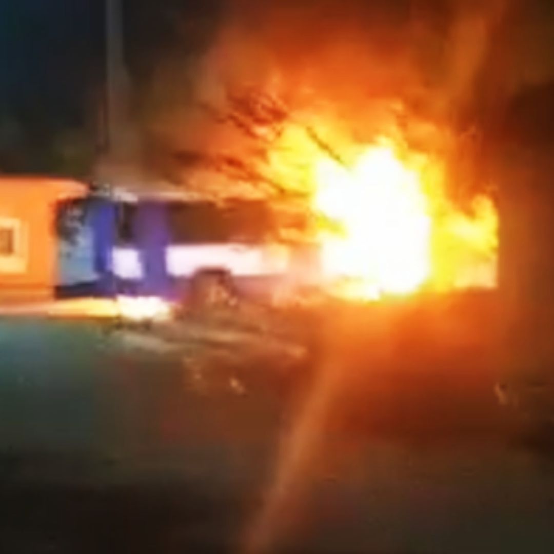 Crece Violencia en Colima; Incendian Camión Urbano, Auto y Casa