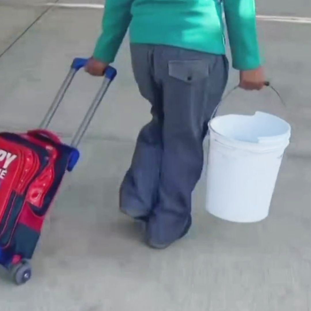 En Chimalhuacán Alumnos Van a la Escuela con Mochila… y una Cubeta con Agua
