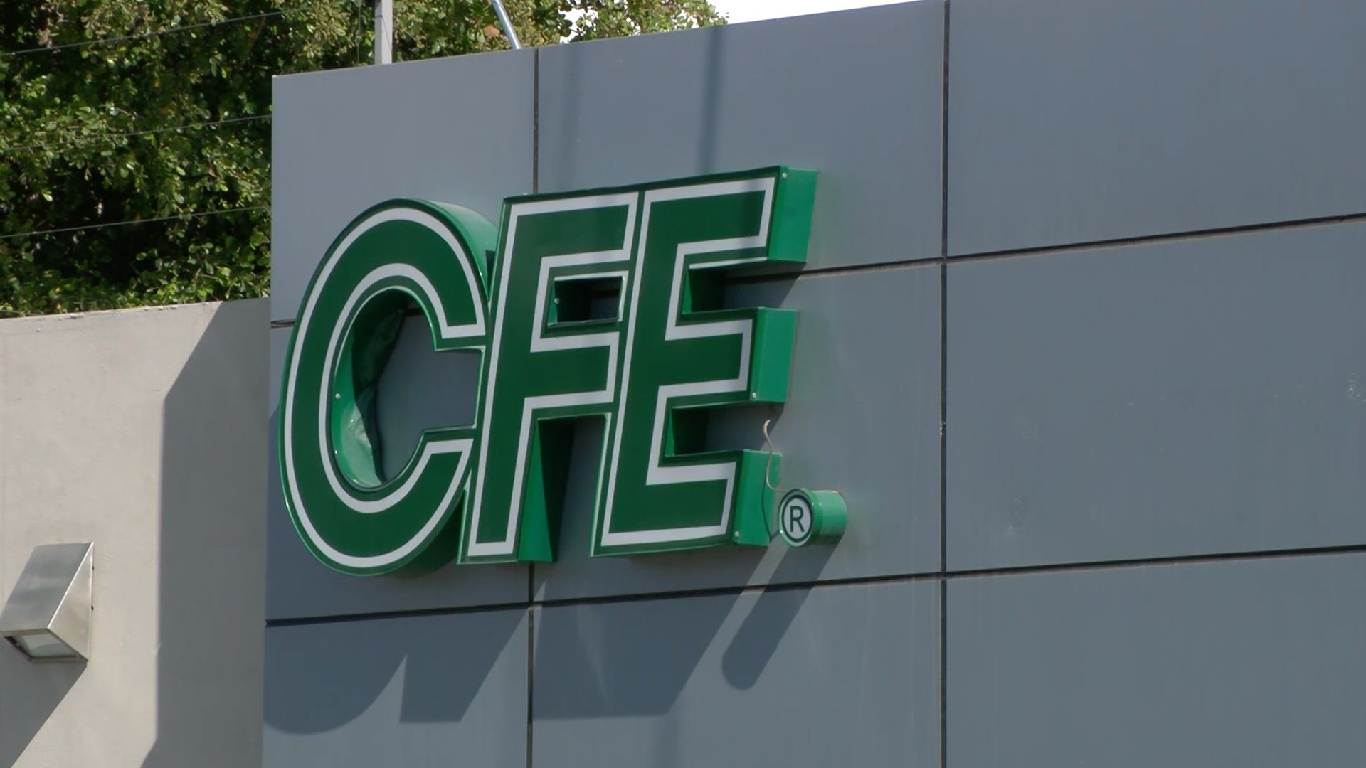 ¿Qué Son y Cómo Evitar los Recibos Locos de la CFE Este Verano?