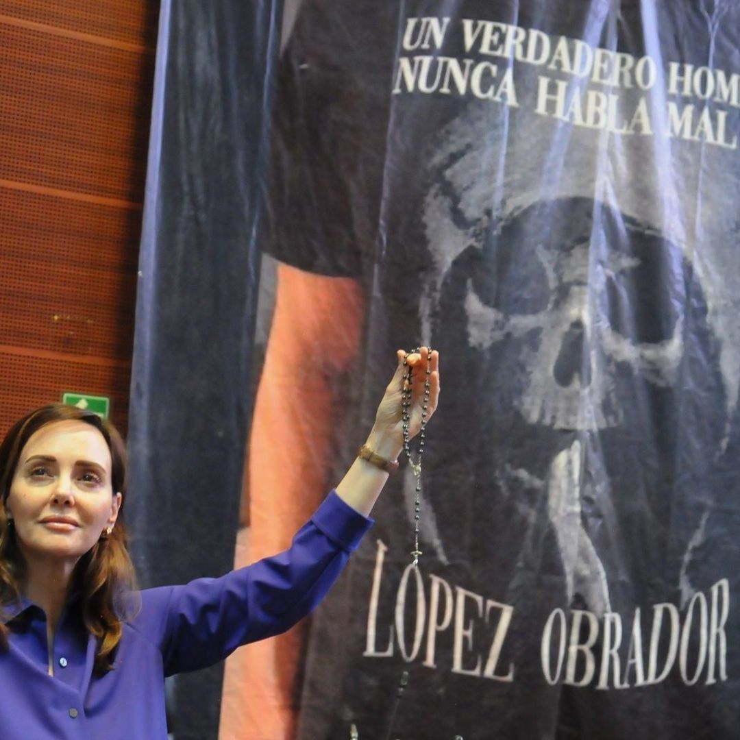 La senadora Lili Telléz frente a la manta en el Senado