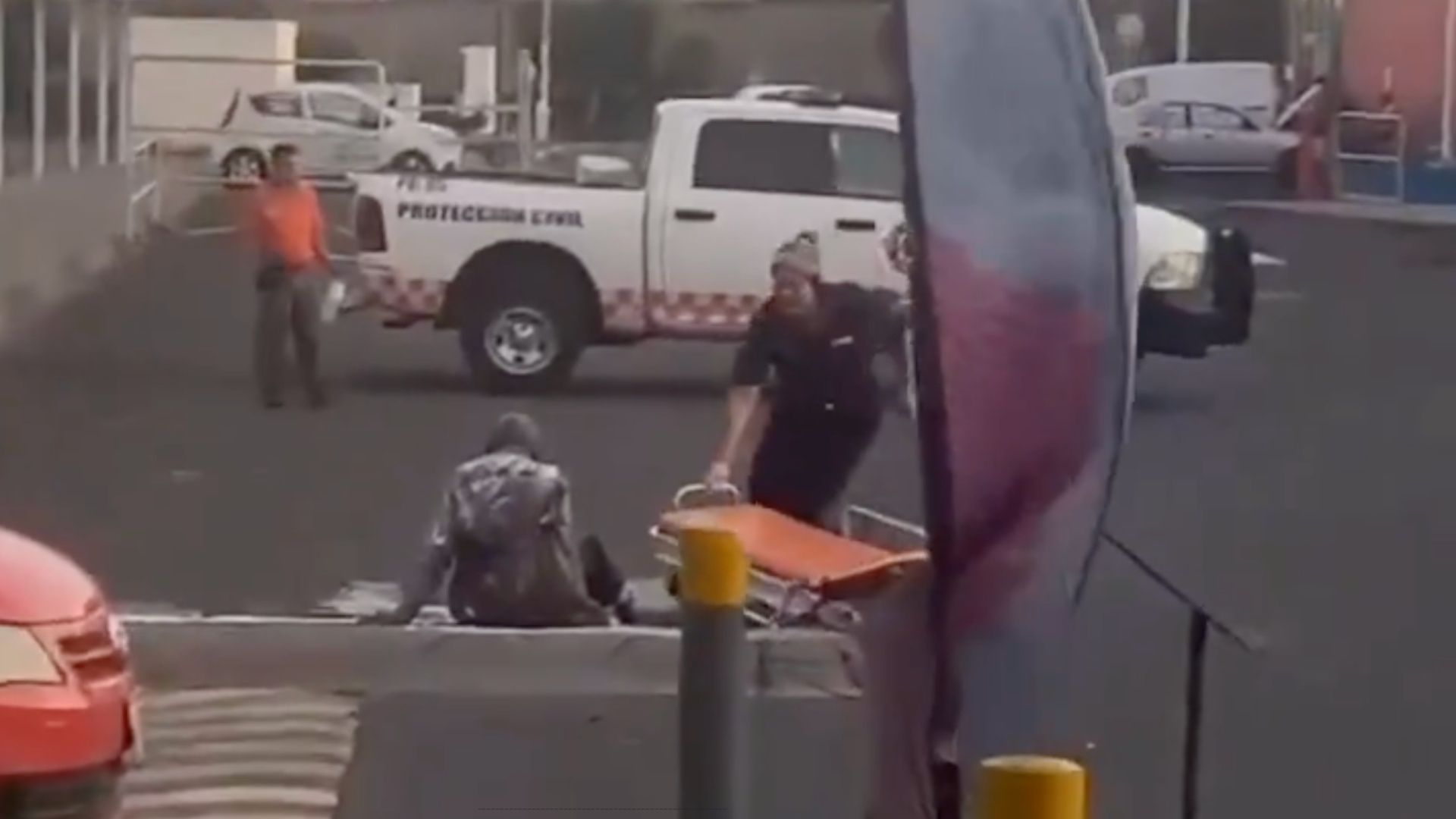 Video: Salvan a Adulto Mayor de Ataque de Abejas en Soriana de Atlixco, Puebla