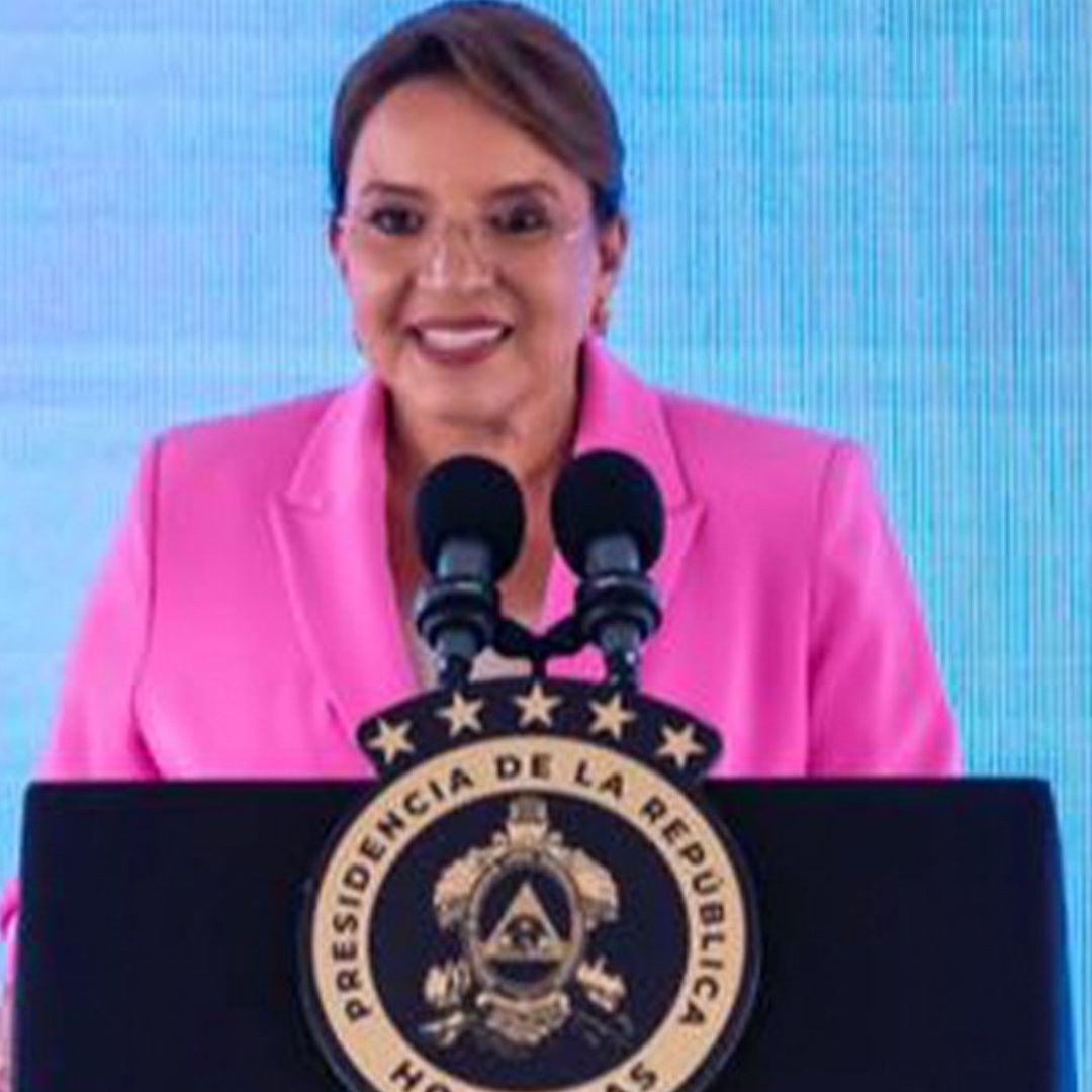 Xiomara Castro cuestiona alerta de seguridad emitida por Estados Unidos por presunto tiroteo masivo en Tegucigalpa.