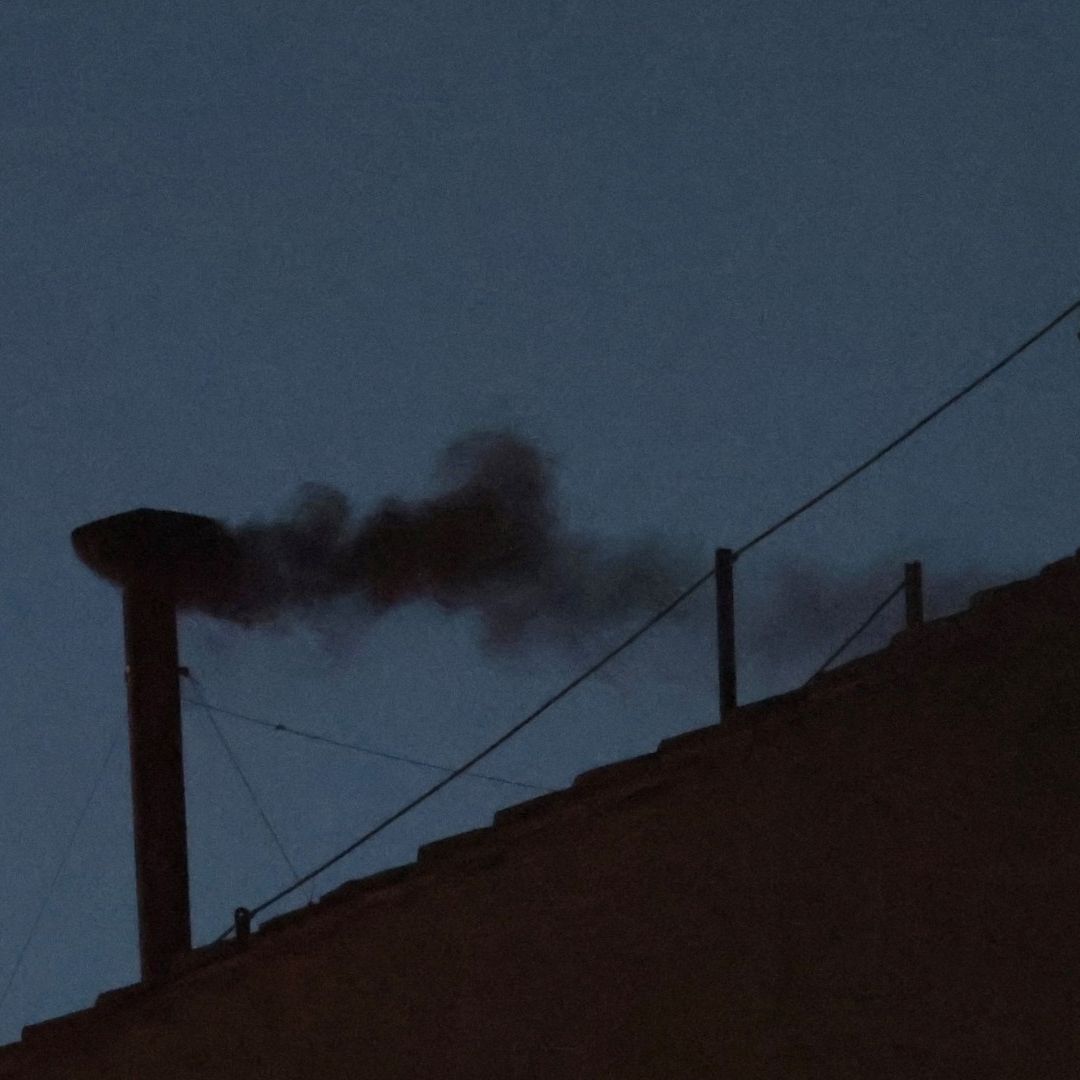 Humo negro sale de la chimenea de la Capilla Sixtina. Foto: Reuters