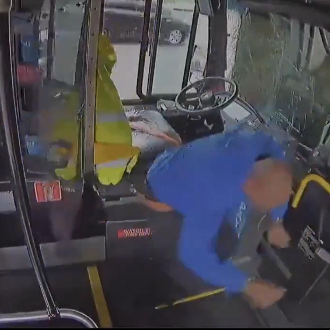 Afortunadamente, no hubo lesionados de gravedad tras el incidente. El agresor huyó del lugar, pero después fue detenido por la policía