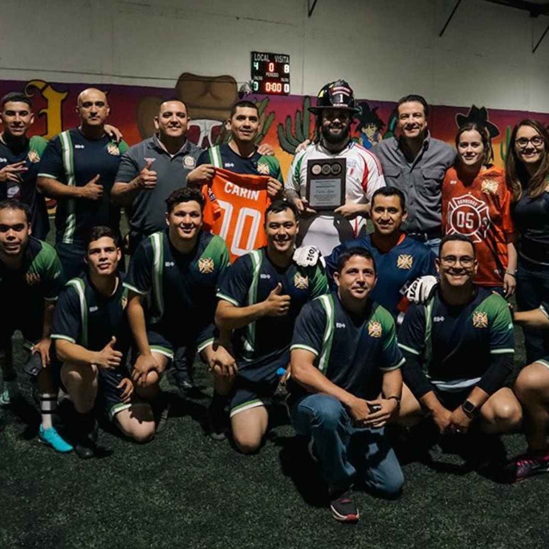 Sorprende Carin León Jugando Futbol con Bomberos de Hermosillo