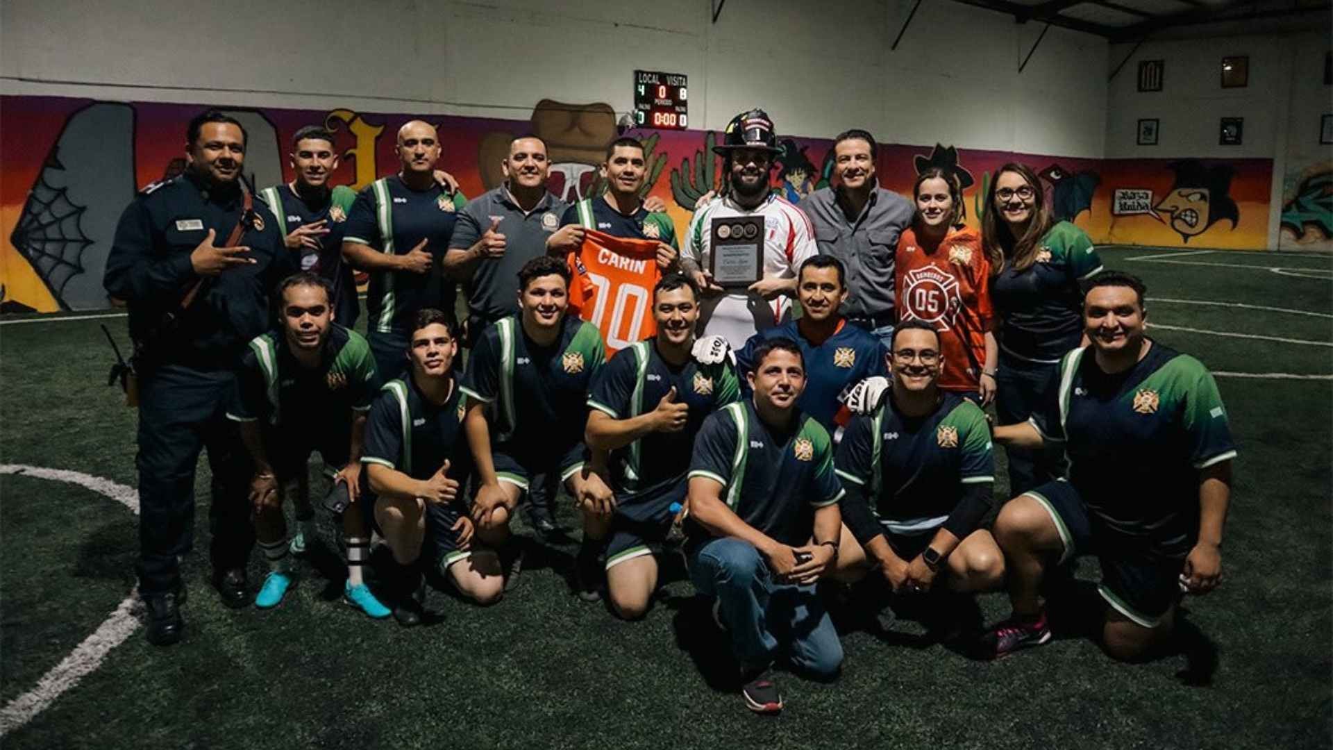 Sorprende Carin León Jugando Futbol con Bomberos de Hermosillo