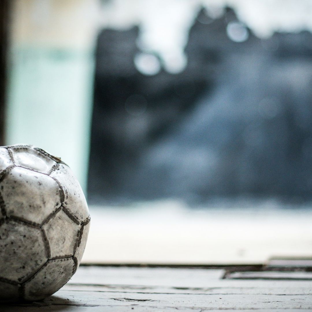 Vecina Balea a Niños porque Volaron su Balón a su Casa