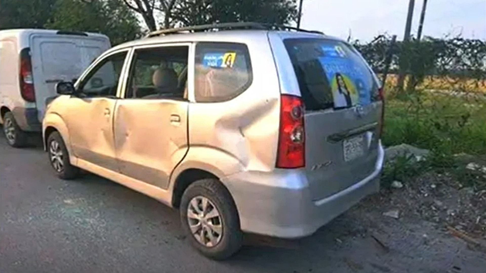 Balean Camioneta de Candidata de Partido Vida en Guadalupe, NL