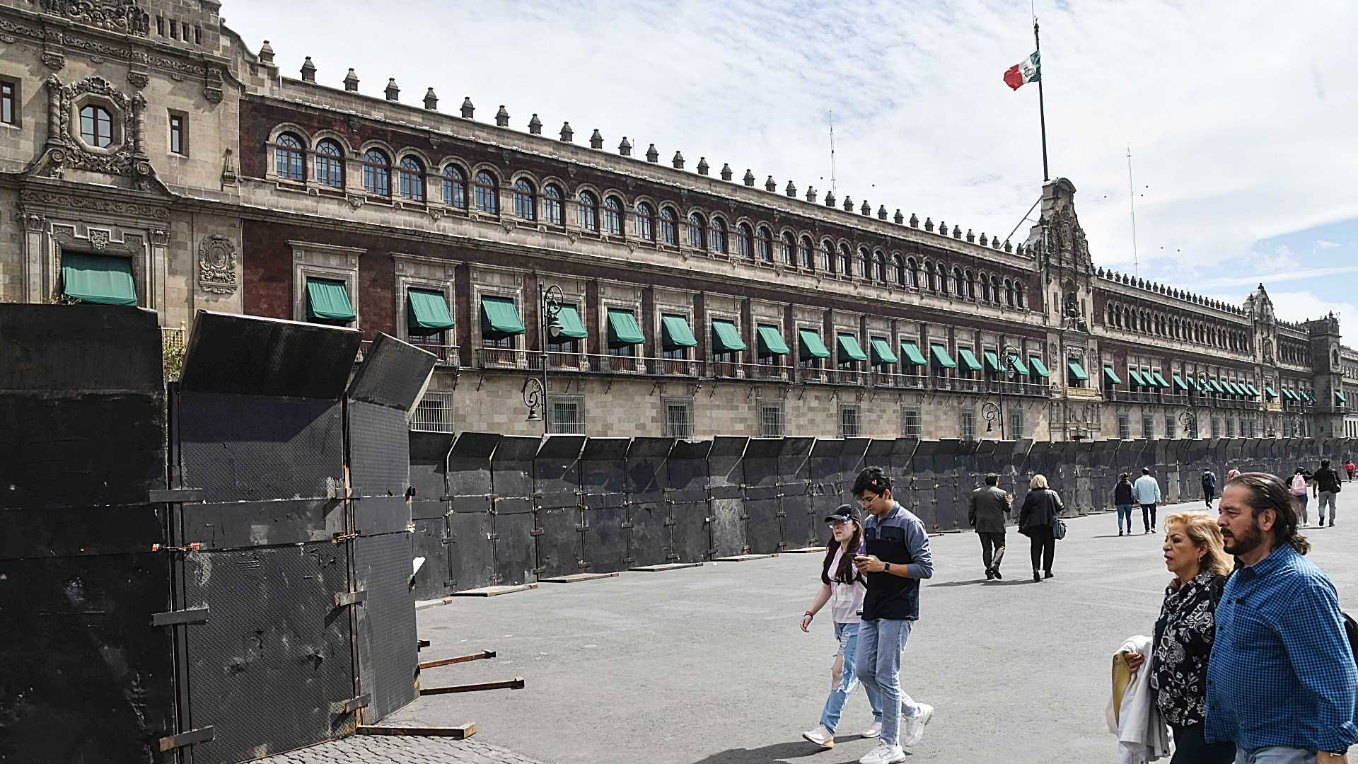 Vallas en Palacio Nacional, para Protegerlo de ‘Provocadores’: AMLO