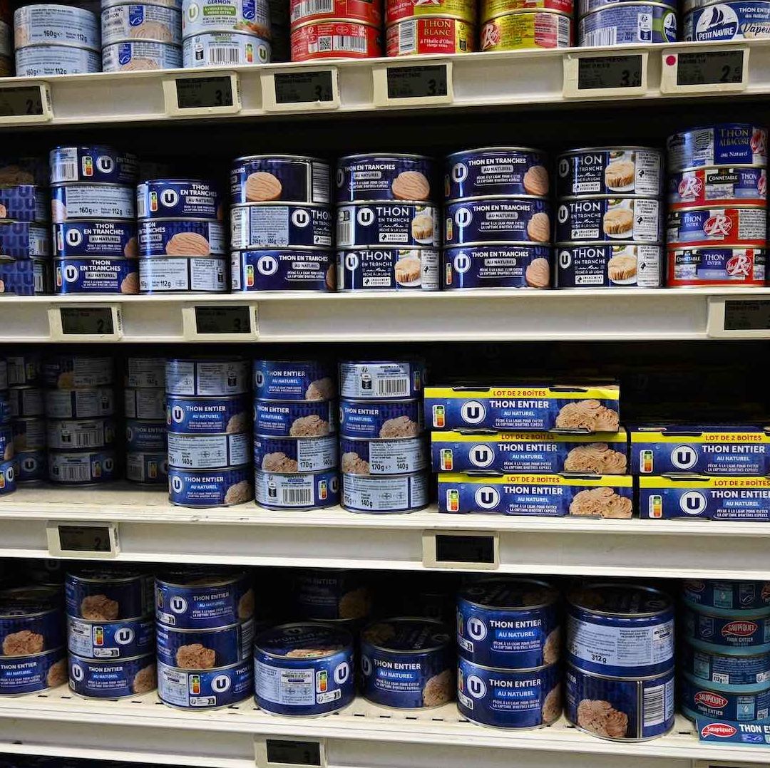Retiran latas de atún contaminadas con bacteria del botulismo