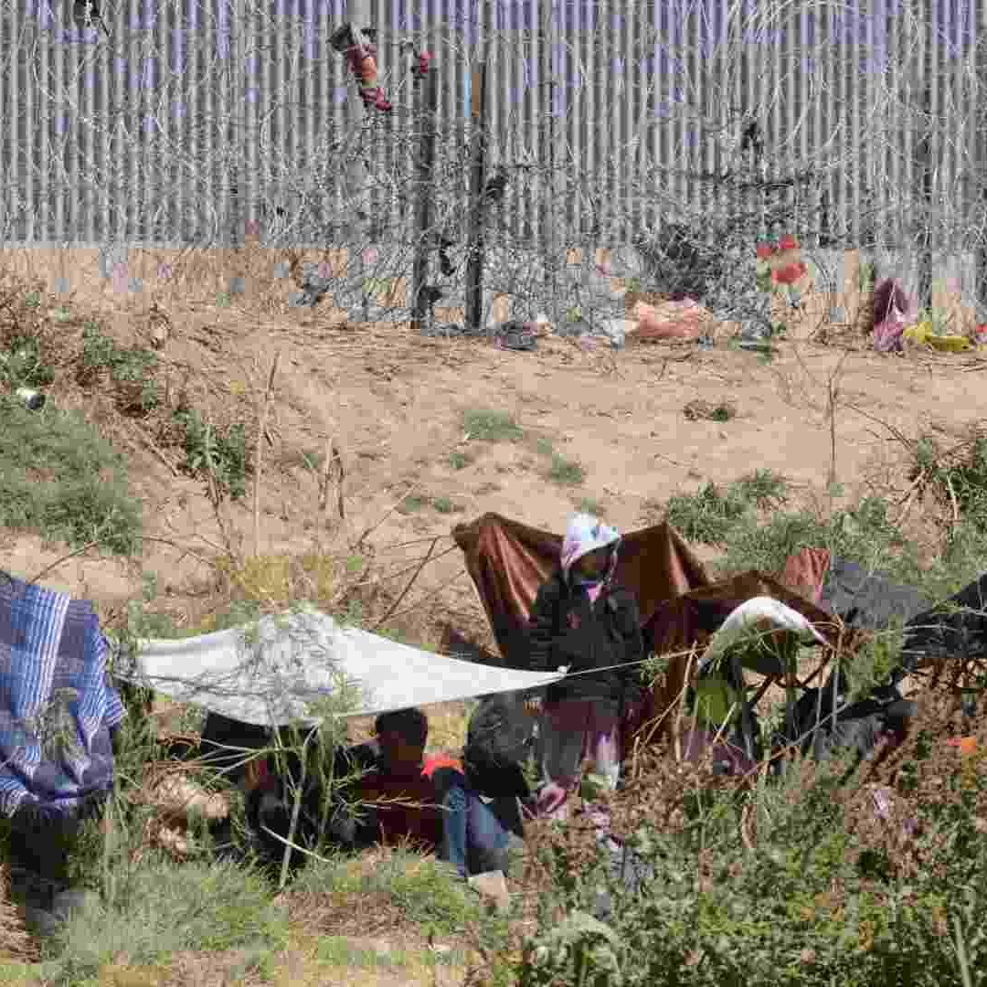 A la orilla del Río Bravo migrantes esperan para cruzar a Estados Unidos.