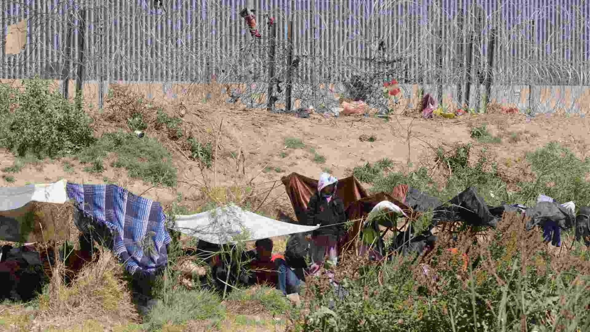 A la orilla del Río Bravo migrantes esperan para cruzar a Estados Unidos.