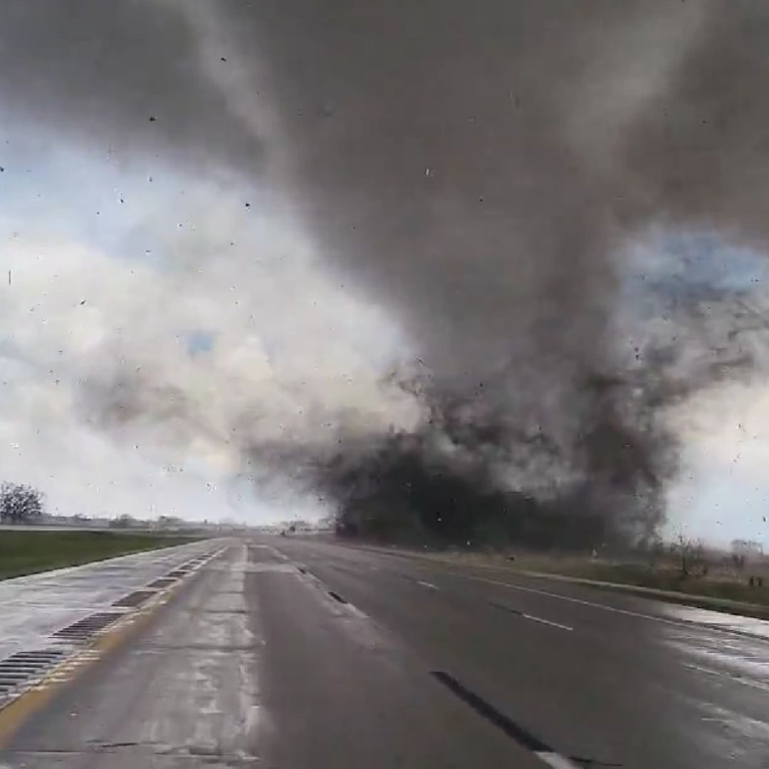 Un testigo grabó los estragos que dejó este tornado en el aeródromo de Omaha. Piezas de aviones quedaron esparcidas en la pista