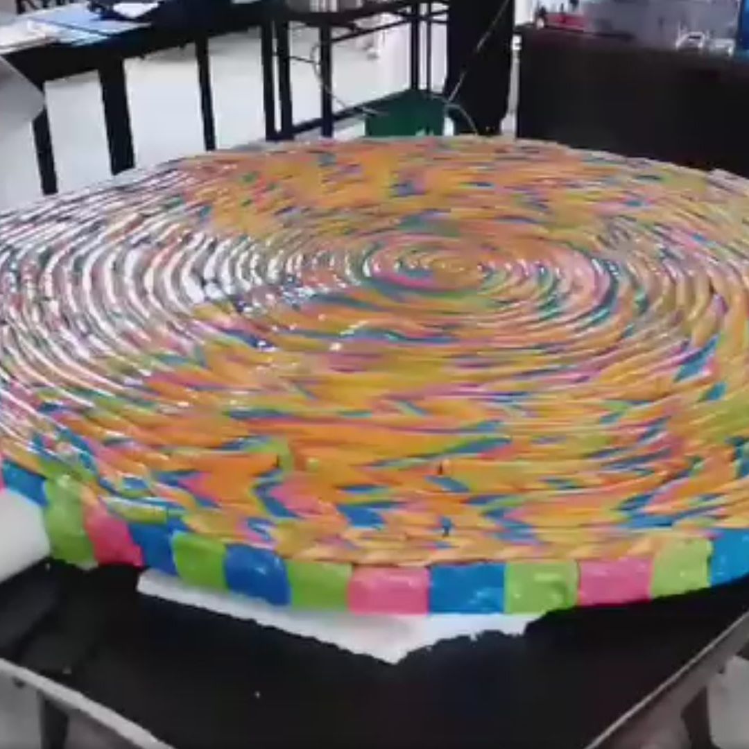 De colores brillantes que describen la alegría de los niños, largas tiras de caramelo se entrelazan para formar la tradicional paleta mexicana