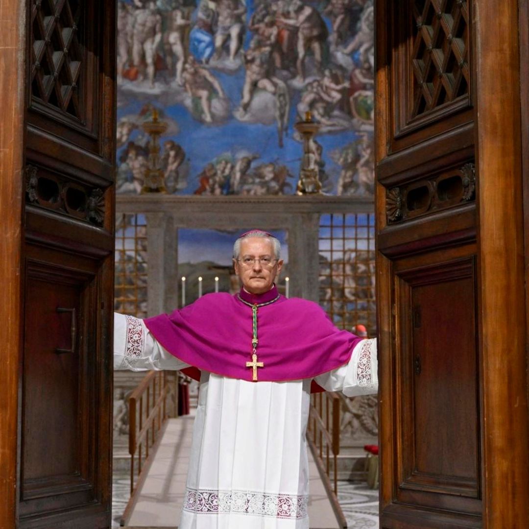 Diego Ravelli, maestro de celebraciones litúrgicas, cierra la puerta de la Capilla Sixtina
