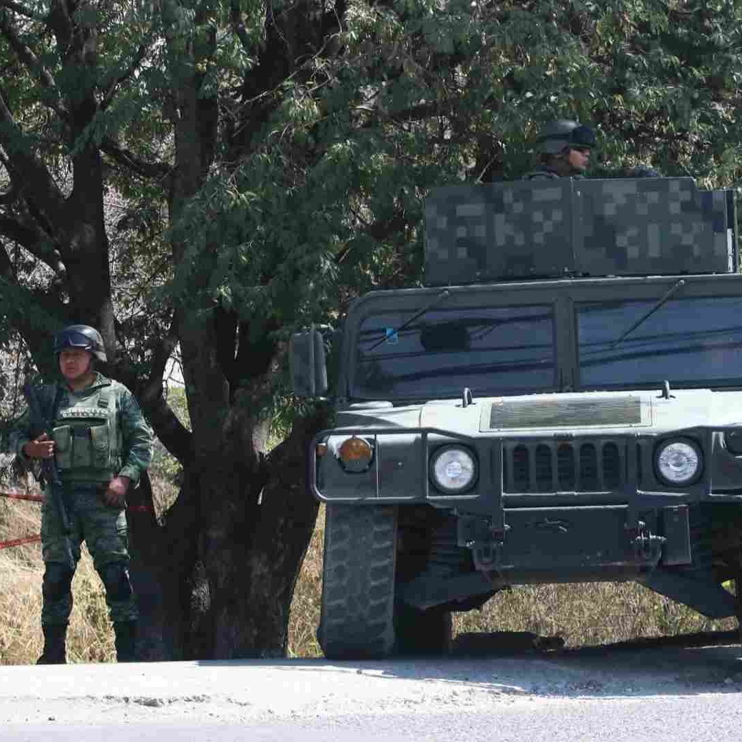 Ejercito Y GN aseguran arsenal den Michoacán