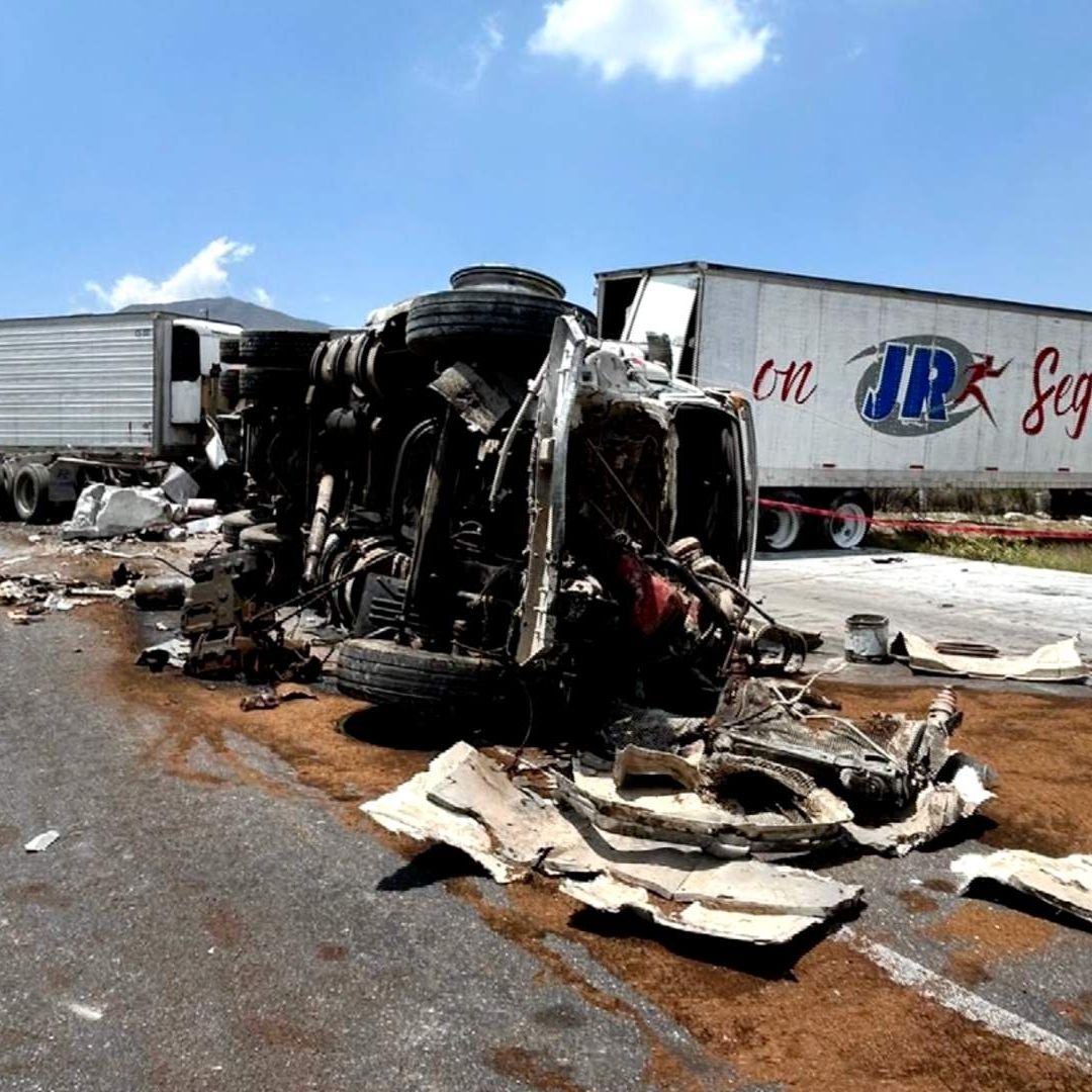Los dos tráileres quedaron atravesados en la autopista Saltillo-Monterrey