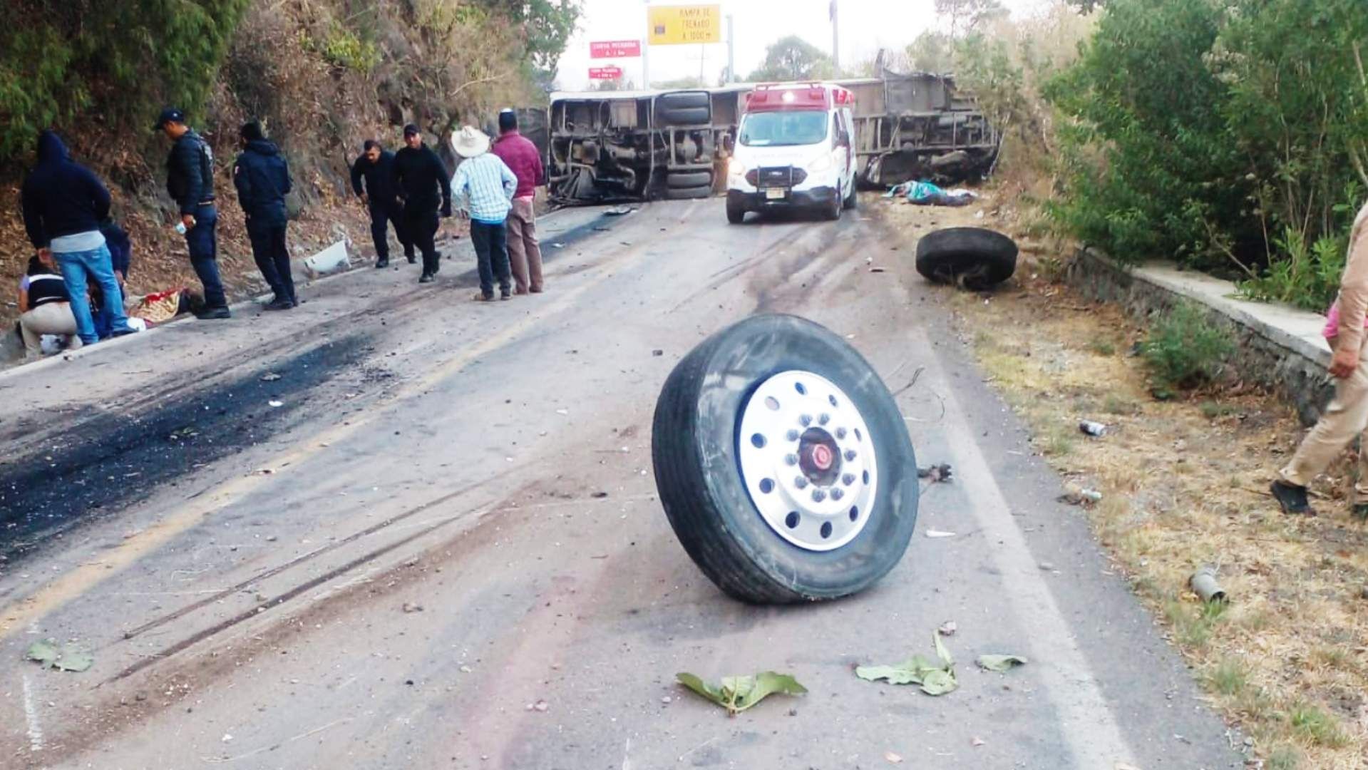 Volcadura de Autobús en Malinalco Que Iba a Chalma Deja Al Menos 14 Muertos y 31 Heridos