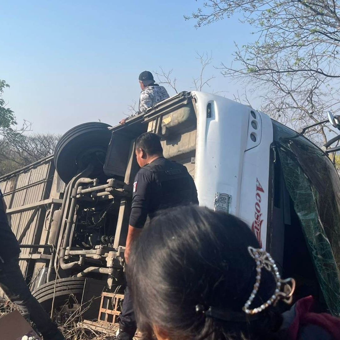 Las autoridades no han determinado las posibles causas de la volcadura del autobús de turistas que se dirigía al Santuario de Huehuetlán El Grande