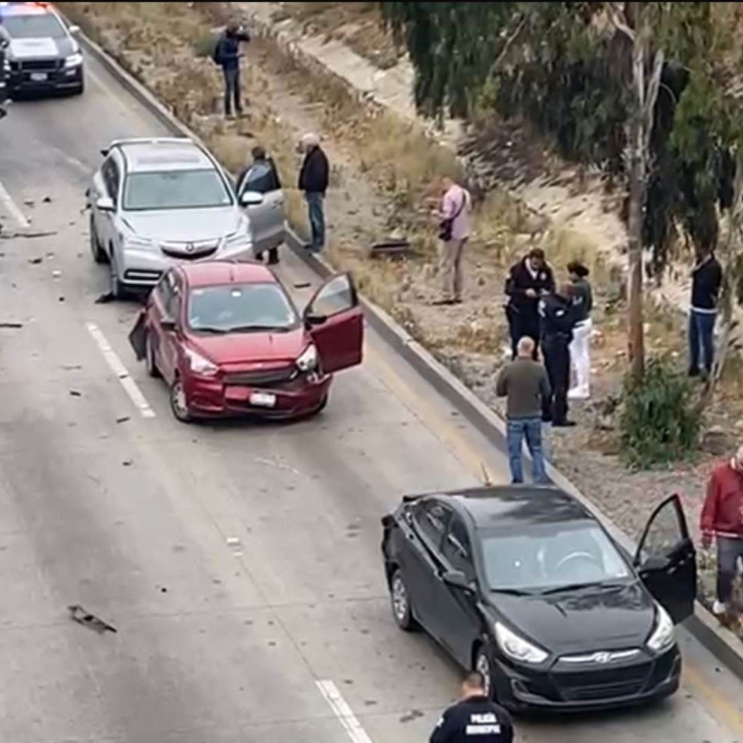 Cuatro vehículos Involucrados en Carambola sobre Vía Rápida en Tijuana