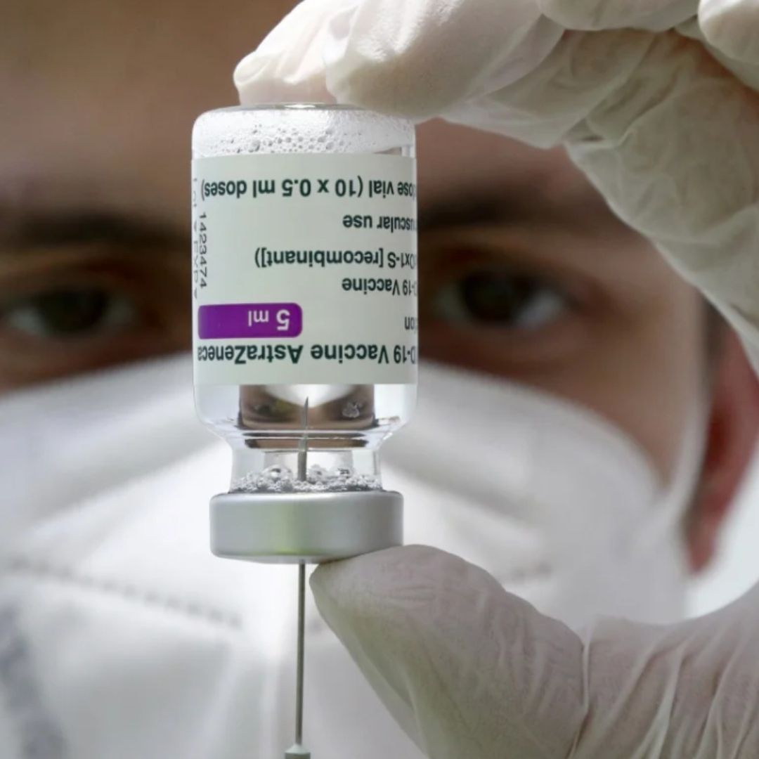 Personal de salud aplica una vacuna contra COVID-19 de AstraZeneca