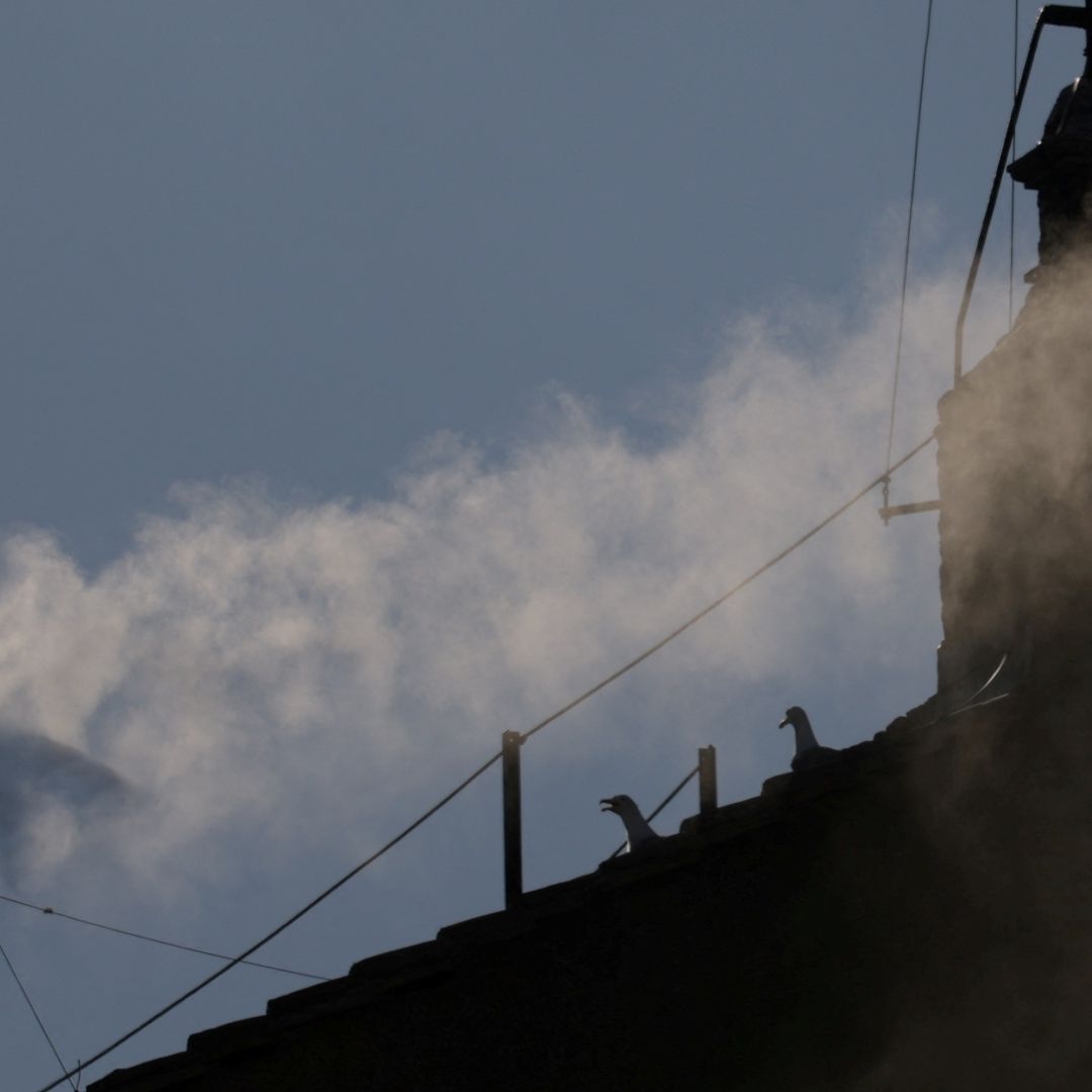 Humo blanco anuncia que ya hay nuevo papa