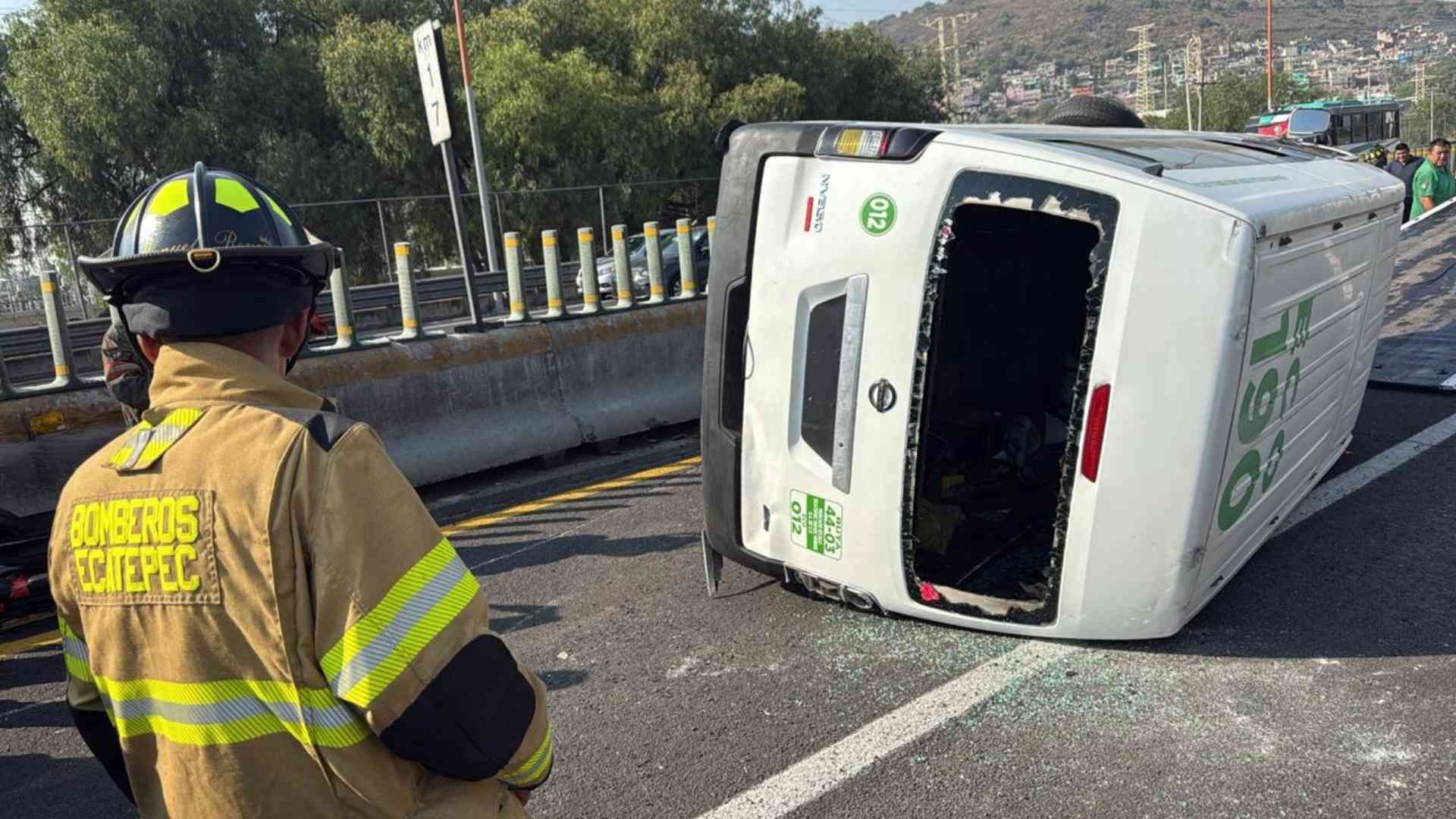 Volcadura provoca caos vial en la México-Pachuca.