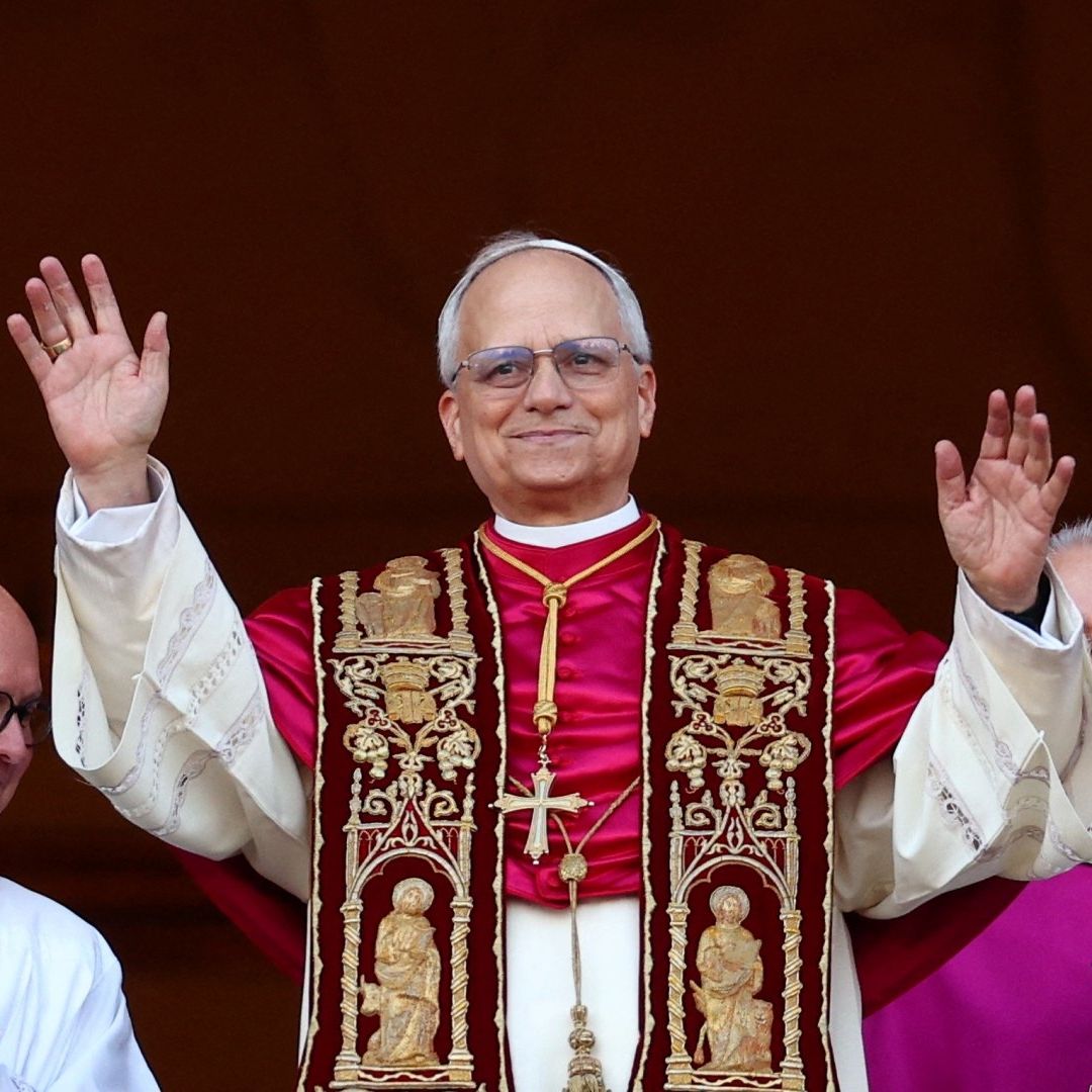 Papa León XIV, en su presentación ante miles de personas en El Vaticano. Foto: Reuters