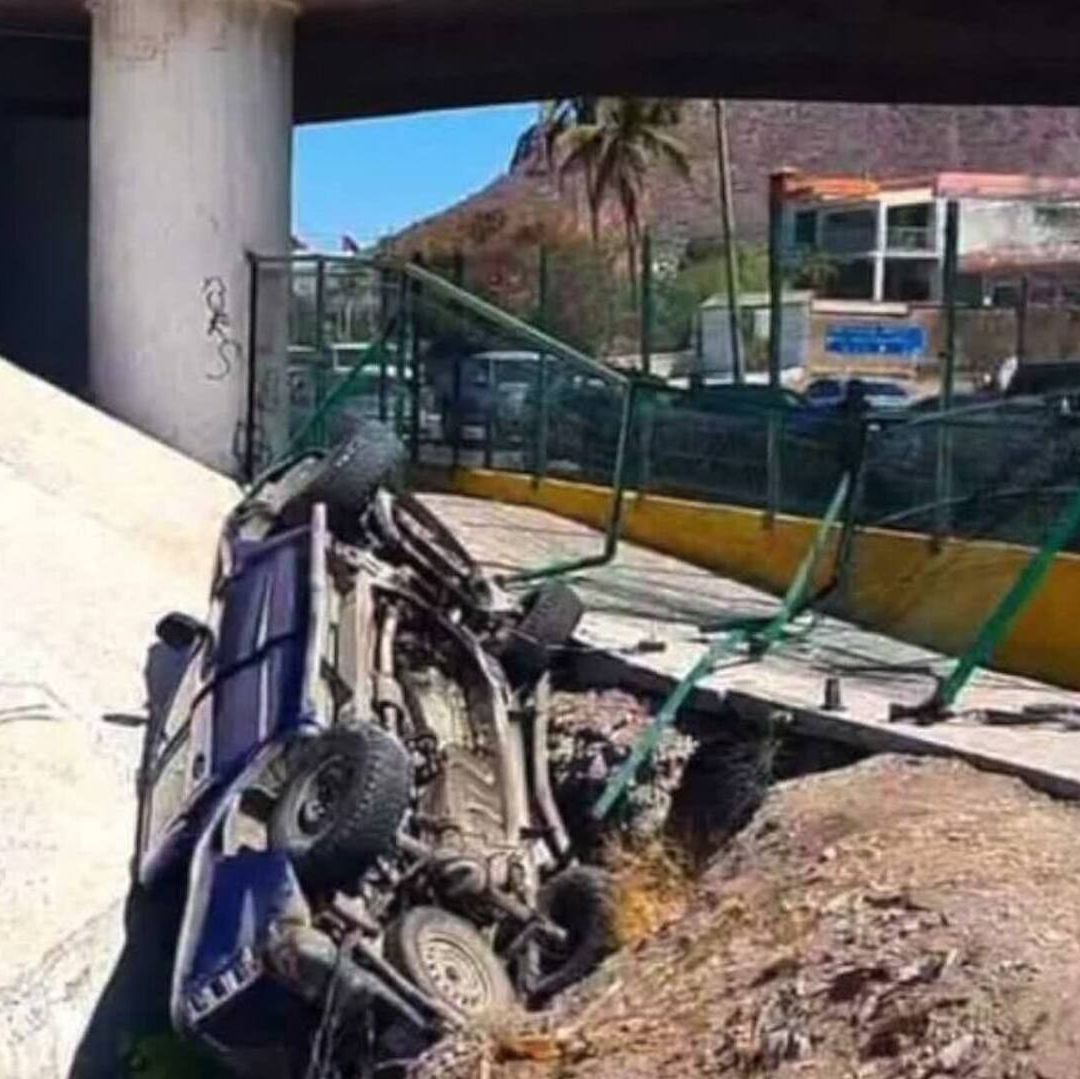 Adulto Mayor Cae del Puente Miramar en su Auto en Guaymas
