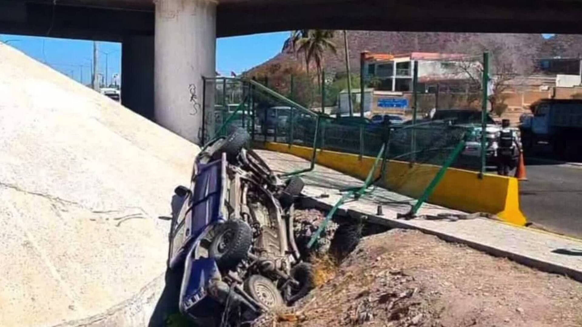 Adulto Mayor Cae del Puente Miramar en su Auto en Guaymas