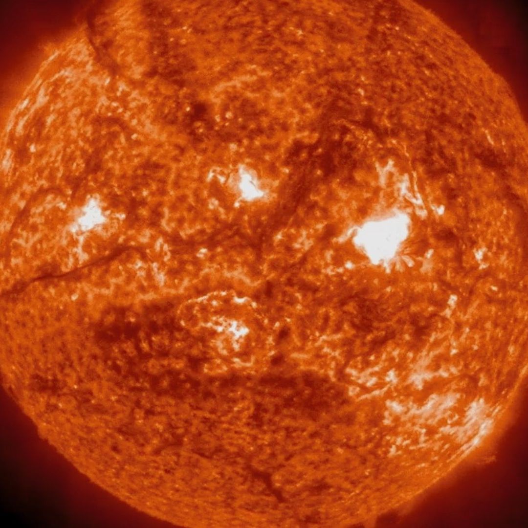 Mancha solar 4079 causa preocupación por apuntar hacia la Tierra