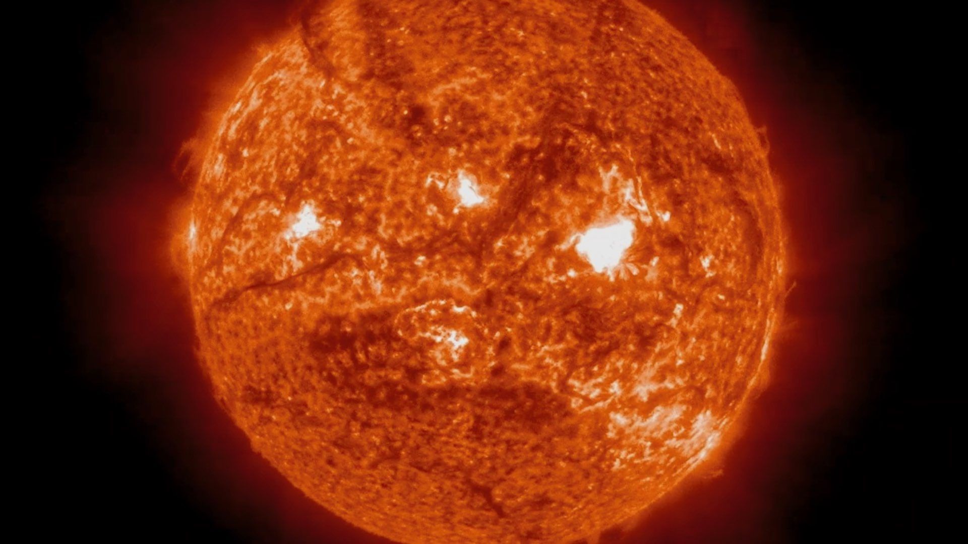 Mancha solar 4079 causa preocupación por apuntar hacia la Tierra
