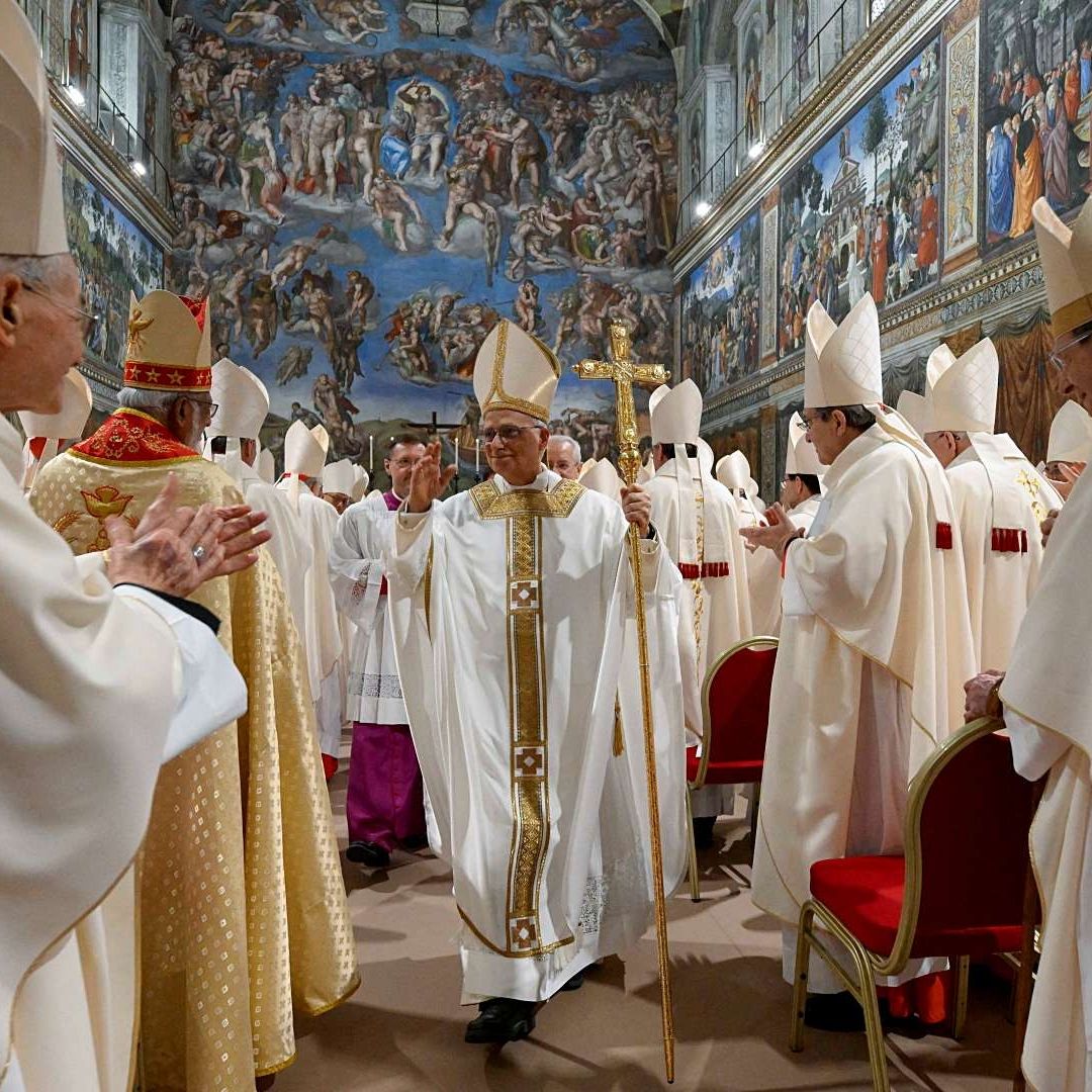 Papa León XIV camina en la Capilla Sixtina en el Vaticano